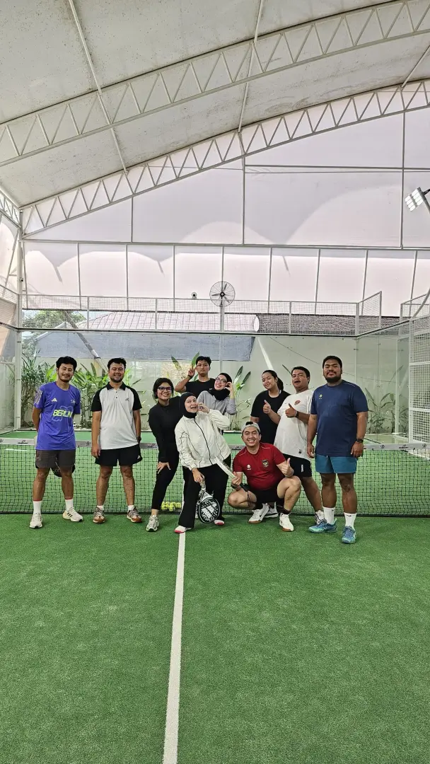 Group photo on court